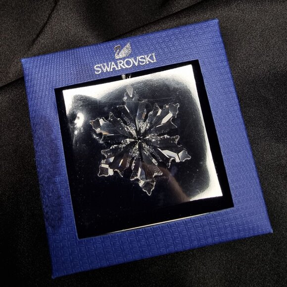 Swarovski 2010 Annual Edition Crystal Snowflake Ornament With Box & Ribbon - Picture 6 of 6